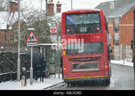 London, UK, 28. Februar 2018 starker Schneefall im Osten Londons als Ergebnis der#BeastfromtheEast winter storm - TfL Bus im Blizzard Bedingungen der Route 474. Credit: Christy/Alamy Leben Nachrichten. Stockfoto