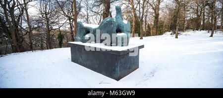 Edinburgh, Großbritannien. UK Wetter. Henry Moore's "Zwei Stück liegende Abbildung Nr. 2 "Skulptur im Schnee auf der Galerie der Modernen Kunst, Edinburgh, Schottland während der "Tier aus dem Osten' Sturm. Credit: Andy Catlin/Alamy leben Nachrichten Stockfoto