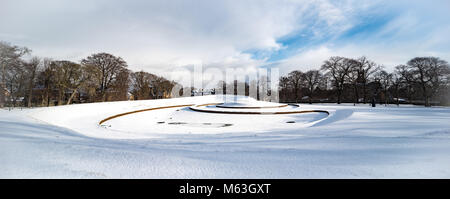 Edinburgh, Großbritannien. UK Wetter. Charles Jenck's 'Relief' Skulptur im Schnee und in der Galerie der Modernen Kunst, Edinburgh, Schottland während der "Tier aus dem Osten' Sturm verlassen. Credit: Andy Catlin/Alamy leben Nachrichten Stockfoto