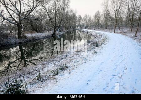 Sawbridgeworth, Hertfordshire, Großbritannien. 28 Feb, 2018. Schnee landet in Sawbridgeworth - England - Hertfordshire - Sawbridgeworth - Fluss Stort - 20180228 - Fotograf Credit: Brian Duffy/Alamy leben Nachrichten Stockfoto