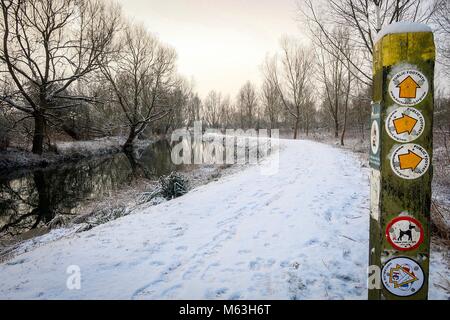 Sawbridgeworth, Hertfordshire, Großbritannien. 28 Feb, 2018. Schnee landet in Sawbridgeworth - England - Hertfordshire - Sawbridgeworth - Fluss Stort - 20180228 - Fotograf Credit: Brian Duffy/Alamy leben Nachrichten Stockfoto