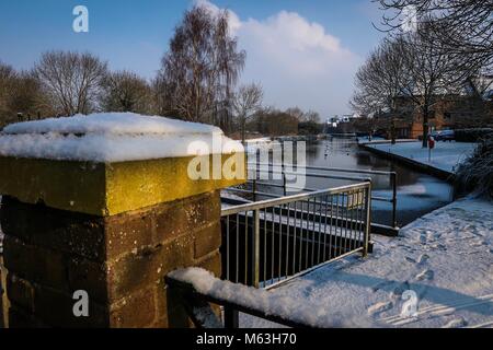 Sawbridgeworth, Hertfordshire, Großbritannien. 28 Feb, 2018. Schnee landet in Sawbridgeworth - England - Hertfordshire - Sawbridgeworth - Fluss Stort - 20180228 - Fotograf Credit: Brian Duffy/Alamy leben Nachrichten Stockfoto