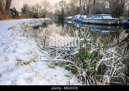 Sawbridgeworth, Hertfordshire, Großbritannien. 28 Feb, 2018. Schnee landet in Sawbridgeworth - England - Hertfordshire - Sawbridgeworth - Fluss Stort - 20180228 - Fotograf Credit: Brian Duffy/Alamy leben Nachrichten Stockfoto