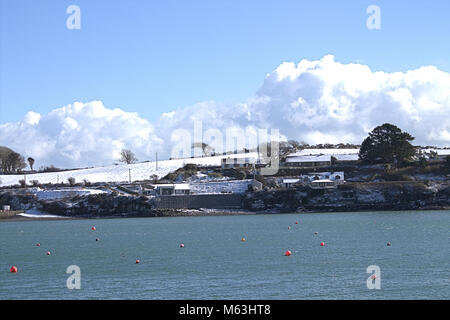 Castletownshend, West Cork, Irland. 28. Februar, 2018. Clear Sky aber mehr Schnee über dem Horizont. Credit: aphperspective/Alamy leben Nachrichten Stockfoto