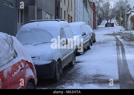 Skibbereen, West Cork, Irland. 28. Februar, 2018. Plent Schnee einen Schneemann zu bauen. Credit: aphperspective/Alamy leben Nachrichten Stockfoto