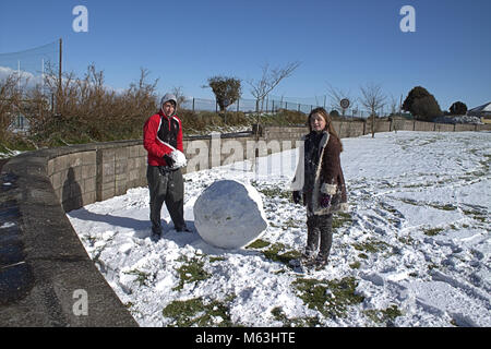 Skibbereen, West Cork, Irland. 28. Februar 2018. Viel Schnee, um einen Schneemann zu bauen. Kredit: Aphperspective/Alamy Live Nachrichten Stockfoto