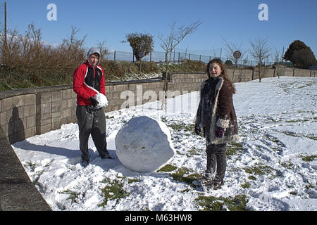 Skibbereen, West Cork, Irland. 28. Februar 2018. Viel Schnee, um einen Schneemann zu bauen. Kredit: Aphperspective/Alamy Live Nachrichten Stockfoto