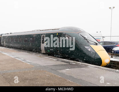 Penzance, Cornwall, UK. 28 Feb, 2018. Starker Schneefall in Penzance, Cornwall. Klasse 801 Super Express Hitachi Zug kommt an Penzance bei Schnee fallen Stockfoto