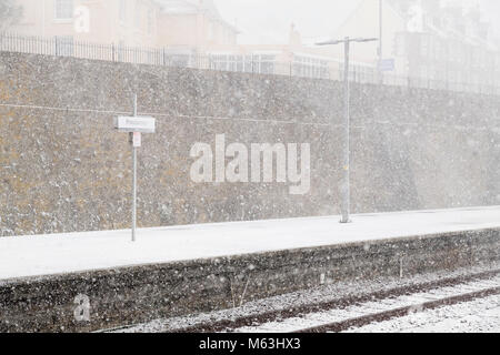 Penzance, Cornwall, UK. 28 Feb, 2018. Starker Schneefall in Penzance, Cornwall. Snow blizzard Bedingungen am Bahnhof Penzance Credit: Bob Sharples/Alamy leben Nachrichten Stockfoto