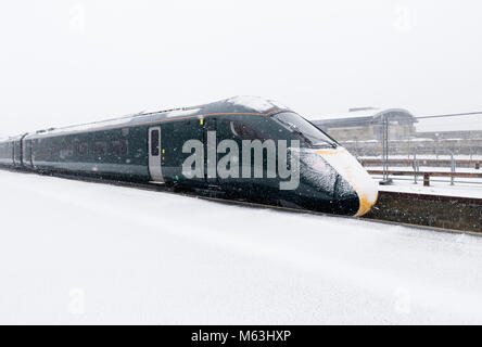 Penzance, Cornwall, UK. 28 Feb, 2018. Starker Schneefall in Penzance, Cornwall. Klasse 801 Super Express Hitachi Zug Bahnhof Penzance bei schweren Schnee Blizzard Stockfoto