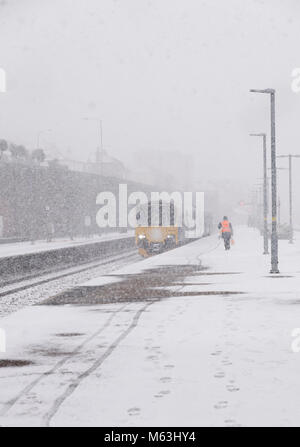 Penzance, Cornwall, UK. 28 Feb, 2018. Starker Schneefall in Penzance, Cornwall. Pendler Zug kommt an Penzance bei schweren Schnee blizzard Credit: Bob Sharples/Alamy leben Nachrichten Stockfoto