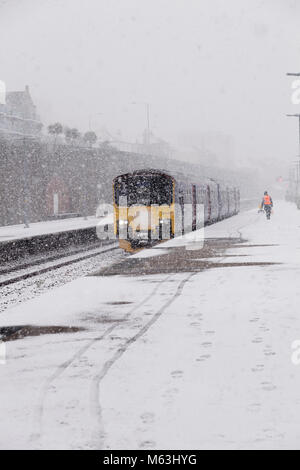 Penzance, Cornwall, UK. 28 Feb, 2018. Starker Schneefall in Penzance, Cornwall. Pendler Zug kommt an Penzance bei schweren Schnee blizzard Credit: Bob Sharples/Alamy leben Nachrichten Stockfoto