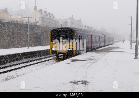 Penzance, Cornwall, UK. 28 Feb, 2018. Starker Schneefall in Penzance, Cornwall. Pendler Zug kommt an Penzance bei schweren Schnee blizzard Credit: Bob Sharples/Alamy leben Nachrichten Stockfoto