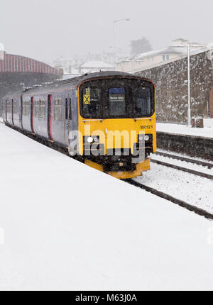 Penzance, Cornwall, UK. 28 Feb, 2018. Starker Schneefall in Penzance, Cornwall. Pendler zug Penzance Credit: Bob Sharples/Alamy leben Nachrichten Stockfoto