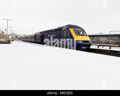 Penzance, Cornwall, UK. 28 Feb, 2018. Starker Schneefall in Penzance, Cornwall. First Great Western Train von Penzance nach Ankunft an einem starken Schneefall Credit: Bob Sharples/Alamy leben Nachrichten Stockfoto