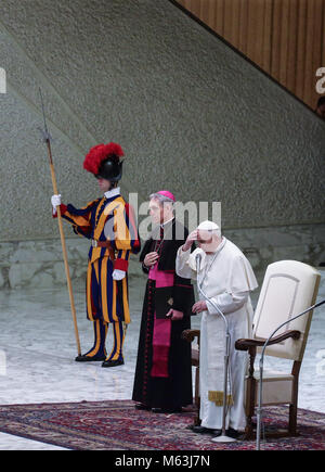 Vatikan, Vatikan. 28 Feb, 2018. Der Staat der Vatikanstadt (Heiliger Stuhl) Papst Franziskus während seiner Generalaudienz im Vatikan Credit: Evandro Inetti/ZUMA Draht/Alamy leben Nachrichten Stockfoto