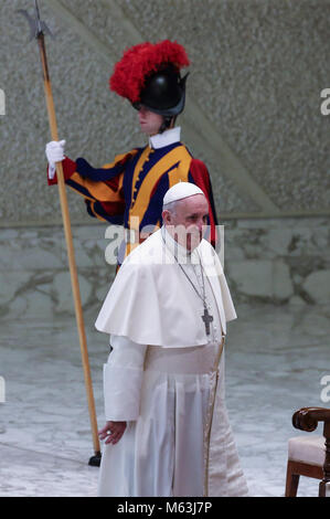 Vatikan, Vatikan. 28 Feb, 2018. Der Staat der Vatikanstadt (Heiliger Stuhl) Papst Franziskus während seiner Generalaudienz im Vatikan Credit: Evandro Inetti/ZUMA Draht/Alamy leben Nachrichten Stockfoto
