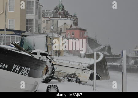 Fahren Schnee auf der Promenade in Cromer, Norfolk, Großbritannien Stockfoto