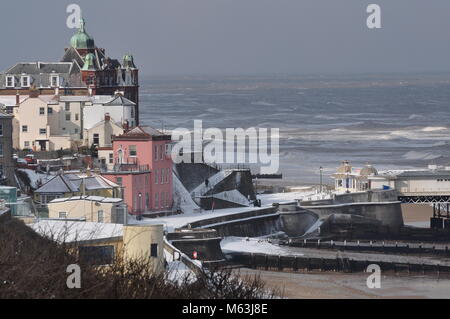 Fahren Schnee auf der Promenade in Cromer, Norfolk, Großbritannien Stockfoto