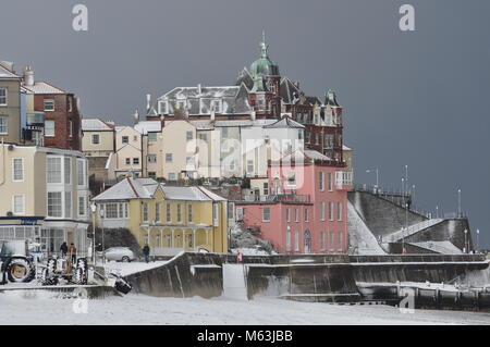 Fahren Schnee auf der Promenade in Cromer, Norfolk, Großbritannien Stockfoto