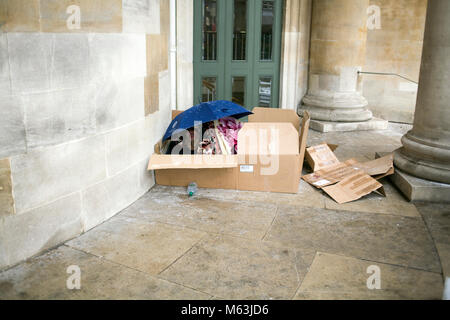 London, Großbritannien. 28 Feb, 2018. Rough Sleeper in einem Karton, die versuchen, aus den kalt zu halten, der Regent Street, London, England, UK. Kredit: Kredite: London London Snapper Snapper/Alamy leben Nachrichten Stockfoto