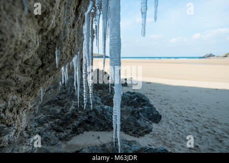 Newquay, Cornwall, England. 28. Februar 2018. Strahlender Sonnenschein in Cornwall, aber das Wasser durch den Sand Dünen bei Crantock Beach sickert über Nacht gefroren und keine Zeichen der Auftauen zeigen. Credit: Gordon Scammell/Alamy leben Nachrichten Stockfoto