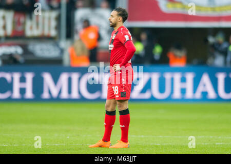 Leverkusen, Deutschland. 25 Feb, 2018. Karim Bellarabi (LEV) ist enttäuscht, entt uscht,  Entt uschung, Enttaeuschung, traurig, bei frustratedriert, frustriert, gefrustratedet, ganze Figur, Fussball 1. 1. Fussballbundesliga, 24. Spieltag, Bayer 04 Leverkusen (LEV) - FC Schalke 04 (GE) 0:2, am 25.02.2018 in Leverkusen/Deutschland. | Verwendung der weltweiten Kredit: dpa/Alamy leben Nachrichten Stockfoto