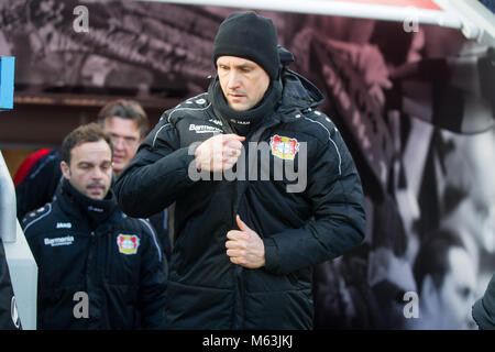 Leverkusen, Deutschland. 25 Feb, 2018. Trainer Heiko HERRLICH (LEV) auf dem Weg zur coachbank, halbe Figur, Halbfigur, Fussball 1. 1. Fussballbundesliga, 24. Spieltag, Bayer 04 Leverkusen (LEV) - FC Schalke 04 (GE) 0:2, am 25.02.2018 in Leverkusen/Deutschland. | Verwendung der weltweiten Kredit: dpa/Alamy leben Nachrichten Stockfoto