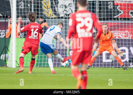 Leverkusen, Deutschland. 25 Feb, 2018. Guido BURGSTALLER (2. von links nach rechts, GE) schiesst das Tor zum 1:0 für Schalke 04, Aktion, Fussball 1. 1. Fussballbundesliga, 24. Spieltag, Bayer 04 Leverkusen (LEV) - FC Schalke 04 (GE), am 25.02.2018 in Leverkusen/Deutschland. | Verwendung der weltweiten Kredit: dpa/Alamy leben Nachrichten Stockfoto