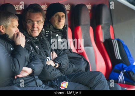 Leverkusen, Deutschland. 25 Feb, 2018. Trainer Heiko HERRLICH (sitzt auf der Bank sitzend, halbe Figur, Halbfigur, LEV) Fussball 1. 1. Fussballbundesliga, 24. Spieltag, Bayer 04 Leverkusen (LEV) - FC Schalke 04 (GE) 0:2, am 25.02.2018 in Leverkusen/Deutschland. | Verwendung der weltweiten Kredit: dpa/Alamy leben Nachrichten Stockfoto