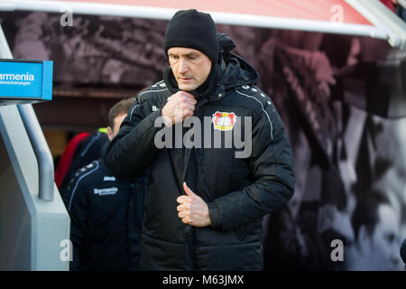 Leverkusen, Deutschland. 25 Feb, 2018. Trainer Heiko HERRLICH (LEV) auf dem Weg zur coachbank, halbe Figur, Halbfigur, Fussball 1. 1. Fussballbundesliga, 24. Spieltag, Bayer 04 Leverkusen (LEV) - FC Schalke 04 (GE) 0:2, am 25.02.2018 in Leverkusen/Deutschland. | Verwendung der weltweiten Kredit: dpa/Alamy leben Nachrichten Stockfoto