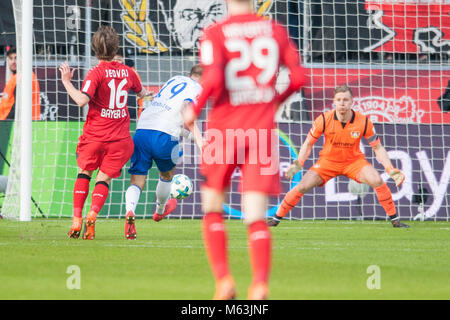 Leverkusen, Deutschland. 25 Feb, 2018. Guido BURGSTALLER (2. von links nach rechts, GE) schiesst das Tor zum 1:0 für Schalke 04, Aktion, Fussball 1. 1. Fussballbundesliga, 24. Spieltag, Bayer 04 Leverkusen (LEV) - FC Schalke 04 (GE), am 25.02.2018 in Leverkusen/Deutschland. | Verwendung der weltweiten Kredit: dpa/Alamy leben Nachrichten Stockfoto