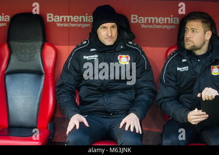 Leverkusen, Deutschland. 25 Feb, 2018. Trainer Heiko HERRLICH (li., LEV) sitzend auf der coachbank, halbe Figur, Halbfigur, Fussball 1. 1. Fussballbundesliga, 24. Spieltag, Bayer 04 Leverkusen (LEV) - FC Schalke 04 (GE) 0:2, am 25.02.2018 in Leverkusen/Deutschland. | Verwendung der weltweiten Kredit: dpa/Alamy leben Nachrichten Stockfoto