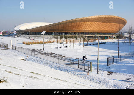 Lee Valley VeloPark im Queen Elizabeth Olympic Park im Schnee, London, England, Vereinigtes Königreich, Großbritannien Stockfoto
