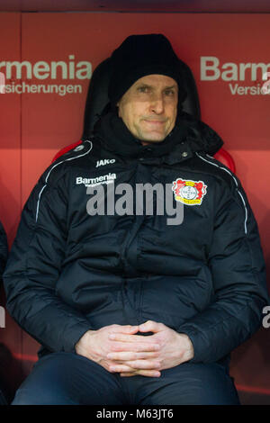 Leverkusen, Deutschland. 25 Feb, 2018. Trainer Heiko HERRLICH (li., LEV) sitzend auf der coachbank, halbe Figur, Halbfigur, Hochformat, Fussball 1. 1. Fussballbundesliga, 24. Spieltag, Bayer 04 Leverkusen (LEV) - FC Schalke 04 (GE) 0:2, am 25.02.2018 in Leverkusen/Deutschland. | Verwendung der weltweiten Kredit: dpa/Alamy leben Nachrichten Stockfoto