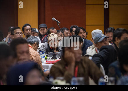 Jakarta, Jakarta, Indonesien. 14 Feb, 2013. Leute sorgen eine Versöhnung Ereignis am Borobudur Hotel Jakarta, Indonesien am 28. Februar 2018. Die indonesische Regierung organisiert das Treffen zwischen ehemaligen Terroristen und Überlebenden der Terroranschläge als Chance für ehemalige Terroristen zum Opfer zu entschuldigen. Credit: Afriadi Hikmal/ZUMA Draht/Alamy leben Nachrichten Stockfoto