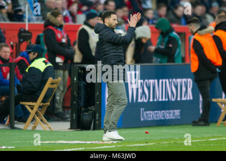 Leverkusen, Deutschland. 25 Feb, 2018. Domenico TEDESCO (Trainer, GE) applaudiert, Applaus, applaudieren, klatscht in die Haende (H Bs), Beifall, Klatschen, ganze Figur, Fussball 1. 1. Fussballbundesliga, 24. Spieltag, Bayer 04 Leverkusen (LEV) - FC Schalke 04 (GE) 0:2, am 25.02.2018 in Leverkusen/Deutschland. | Verwendung der weltweiten Kredit: dpa/Alamy leben Nachrichten Stockfoto