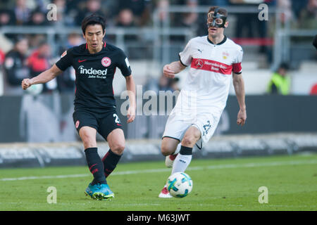 Keine VERKÄUFE IN JAPAN! Makoto Hasebe, links, Eintracht Frankfurt, gegen Christian Fuchs, VfB Stuttgart, Aktion, Duellen, Fussball 1. 1. Fussballbundesliga, 24. Spieltag, VfB Stuttgart (S) - Eintracht Frankfurt (F), am 24.02.2018 in Stuttgart/Deutschland. | Verwendung weltweit Stockfoto