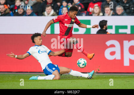 Leverkusen, Deutschland. 25 Feb, 2018. Thilo KEHRER (li., GE) versus Leon BAILEY (LEV), Aktion, Duellen, Fussball 1. 1. Fussballbundesliga, 24. Spieltag, Bayer 04 Leverkusen (LEV) - FC Schalke 04 (GE), am 25.02.2018 in Leverkusen/Deutschland. | Verwendung der weltweiten Kredit: dpa/Alamy leben Nachrichten Stockfoto