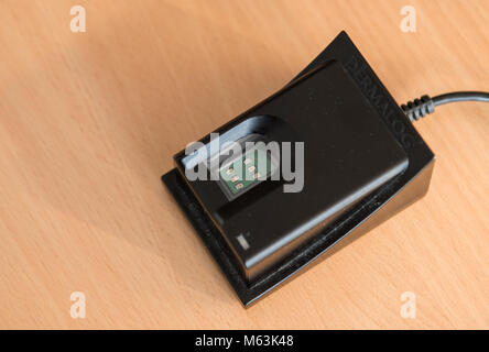 28. Februar 2018, Deutschland, Hamburg: ein Fingerabdruck Scanner liegt auf einem Tisch in der neuen Behörde Zentrum an der Helmut Schmidt Flughafen. Das Bundesamt für Polizei, Zoll und die Hamburger Polizei zog in einen neuen, gemeinsam genutzten, rund 9.500 Quadratmeter große Bürogebäude. Foto: Daniel Bockwoldt/dpa Stockfoto