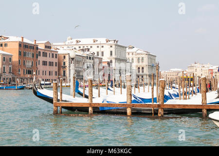 Venedig, Venetien, Italien, 28. Fenbruary 2018. Seltene Schnee in Venedig von der Sibirischen Wetter vorne fegt in Europa verursacht, Gondeln vertäut am Grand Canal in San Polo. Stockfoto