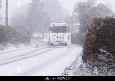 Titley, Herefordshire, UK-Mittwoch, 28. Februar 2018 - LKW LKW fahren in schwere Schneeschauer das Autofahren Bedingungen Gefährliche in ländlichen Gemeinden. Foto Steven Mai/Alamy leben Nachrichten Stockfoto