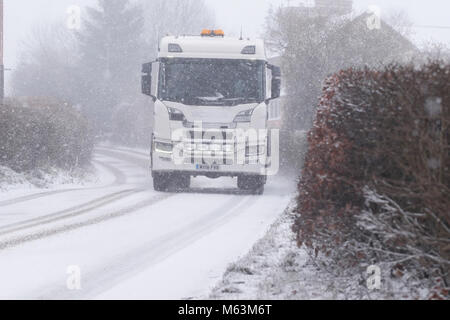 Titley, Herefordshire, UK-Mittwoch, 28. Februar 2018 - LKW LKW fahren in schwere Schneeschauer das Autofahren Bedingungen Gefährliche in ländlichen Gemeinden. Foto Steven Mai/Alamy leben Nachrichten Stockfoto