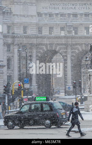 London, Großbritannien. 28. Februar, 2018. Schnee auf dem Trafalgar Square. Credit: Guy Bell/Alamy leben Nachrichten Stockfoto