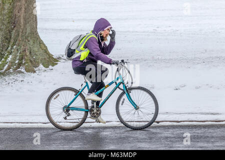 Northampton, England, Großbritannien Wetter. 28. Februar 2018. Schnee am frühen Nachmittag mit Temperaturen von -4 in Abington Park und die Menschen sind immer noch unterwegs. Credit: Keith J Smith./Alamy leben Nachrichten Stockfoto