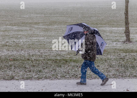 Northampton, England, Großbritannien Wetter. 28. Februar 2018. Schnee am frühen Nachmittag mit Temperaturen von -4 in Abington Park und die Menschen sind immer noch unterwegs. Credit: Keith J Smith./Alamy leben Nachrichten Stockfoto