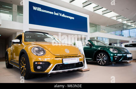 23. Februar 2018, Deutschland, Hannover: Neue Autos sind auf dem Display in einem Autohaus der Autobauer Volkswagen (VW). Im Jahr 2017 hat VW mehr Autos als je zuvor ausgeliefert werden. 10, 74 Millionen Autos an die Kunden weltweit verkauft und rechnet das Unternehmen mit einem positiven Ergebnis für das Geschäftsjahr 2017. Foto: Julian Stratenschulte/dpa Stockfoto