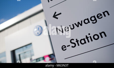 23. Februar 2018, Deutschland, Hannover: Die Schrift auf dem Schild liest 'neuwagen' (oben) und "e-Station' in einem Autohaus der Autobauer Volkswagen (VW). Im Jahr 2017 hat VW mehr Autos als je zuvor ausgeliefert werden. 10, 74 Millionen Autos an die Kunden weltweit verkauft und rechnet das Unternehmen mit einem positiven Ergebnis für das Geschäftsjahr 2017. Foto: Julian Stratenschulte/dpa Stockfoto