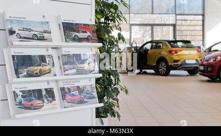 23. Februar 2018, Deutschland, Hannover: Neue Autos sind auf dem Display in einem Autohaus der Autobauer Volkswagen (VW). Im Jahr 2017 hat VW mehr Autos als je zuvor ausgeliefert werden. 10, 74 Millionen Autos an die Kunden weltweit verkauft und rechnet das Unternehmen mit einem positiven Ergebnis für das Geschäftsjahr 2017. Foto: Julian Stratenschulte/dpa Stockfoto