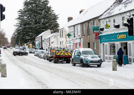 Celbridge, Kildare, Irland. 28 Feb 2018: Hauptstraße in Celbridge im Schnee bedeckt als extreme Wetterbedingungen in ganz Irland. Tier aus dem Osten hits irische Städte. Starker Schneefall in Celbridge County Kildare. Stockfoto